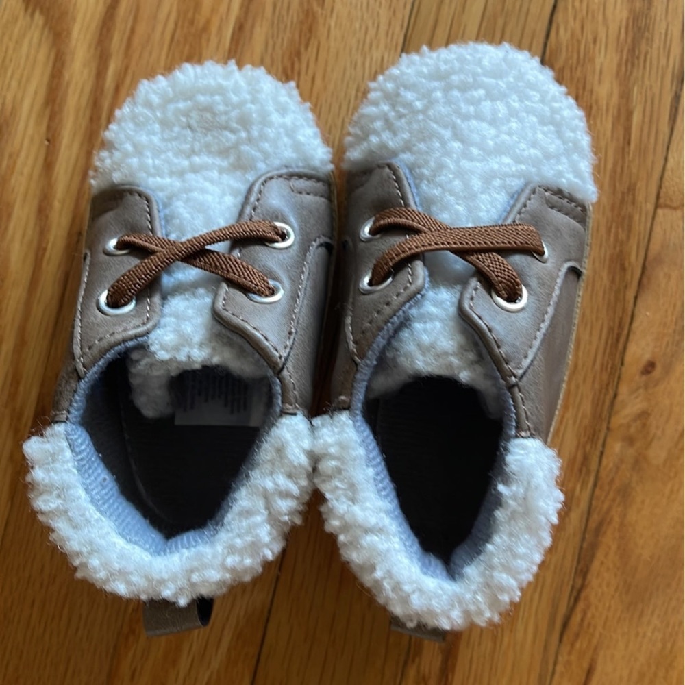 Cat & Jack Sherpa Infant Crib Soft Shoes 9-12 months